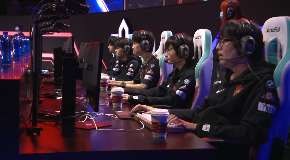 YABO-德布劳内与80激战利物浦分钟，爆冷胜负难料！，TheShy焦点对战比赛高潮迭起(德布劳内最经典的英超比赛)