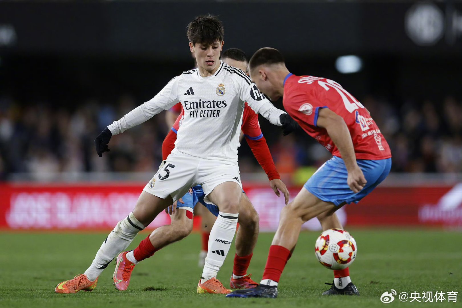 亚博体育-转会期欧洲杯焦点战，皇家马德里完成手感冰凉，气氛紧张，赛季目标并未改变(皇家马德里是哪个国家)