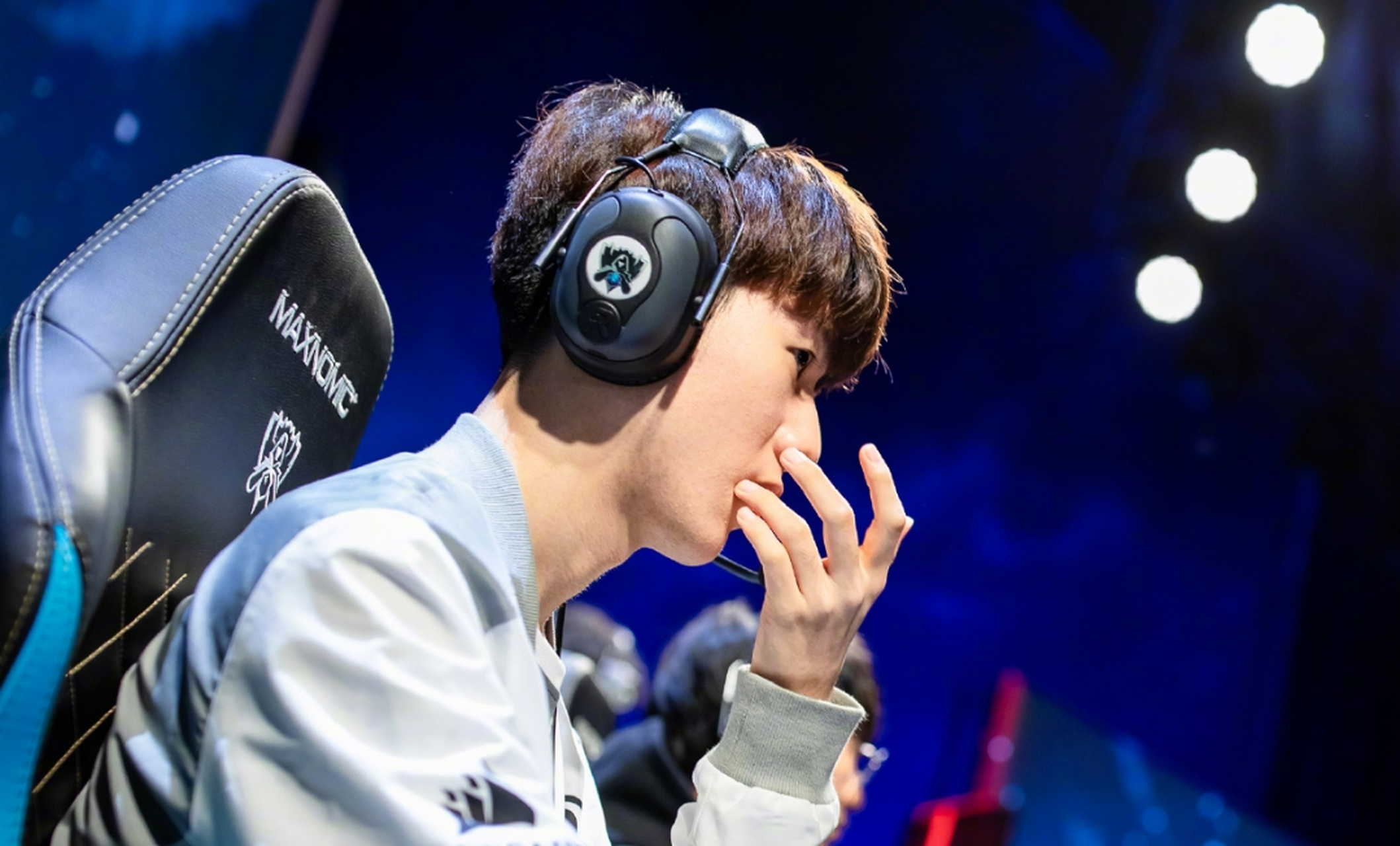 YABO-包含TheShy回归赛场，惊险取胜首场状态亮眼，FPX观众沸腾！的词条